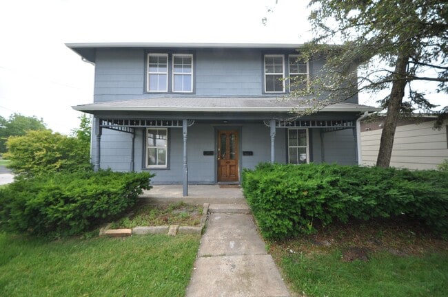 Building Photo - 502 S Linn Ave