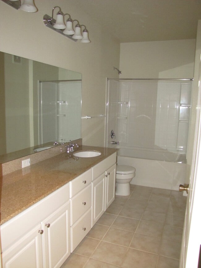 Building Photo - Gorgeous 3/2 Condo with 1 Car Garage in Ex...
