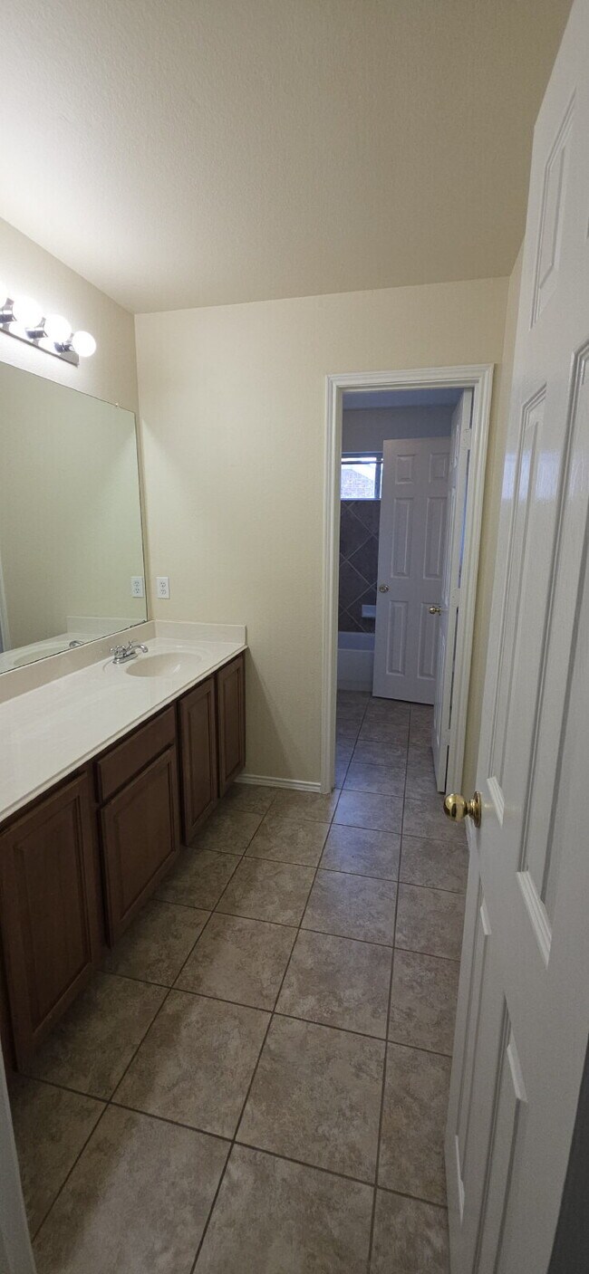 Building Photo - Expansive Mansfield Home with 5 Bedrooms, ...