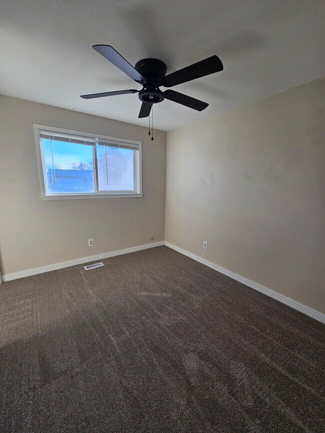 Building Photo - 180 NW Wilson Cir