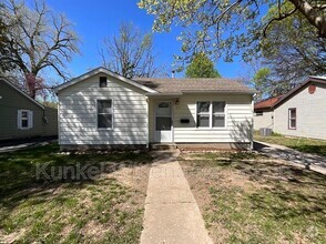 Building Photo - 837 Whittier St