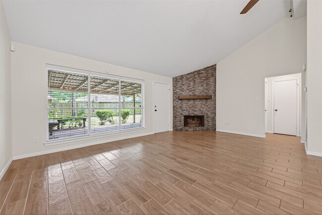 Building Photo - 2502 Old Oak Ln