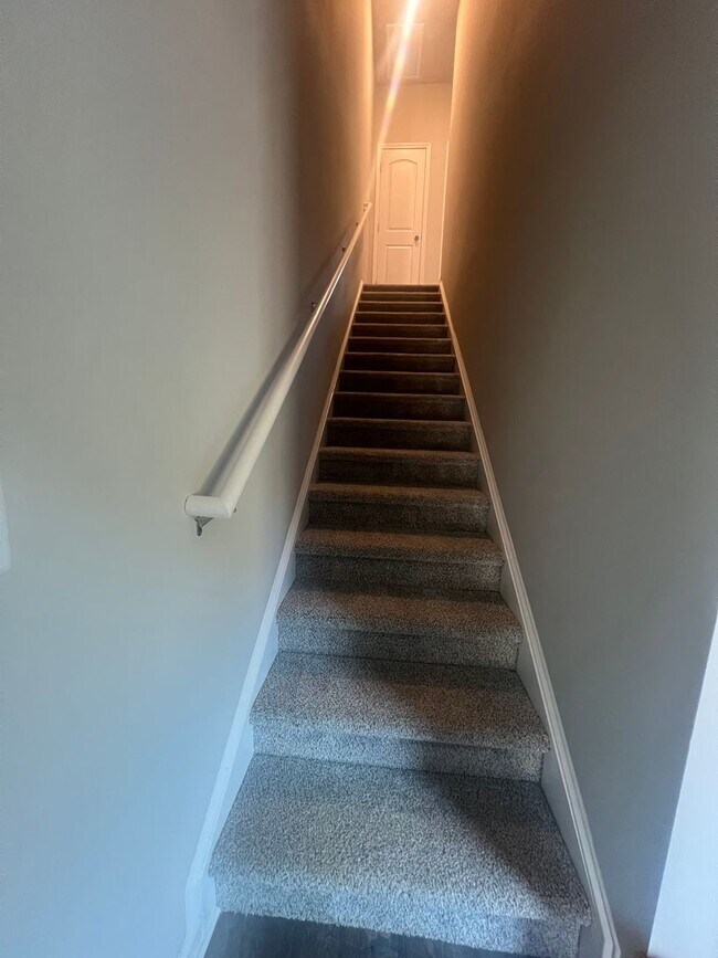 Building Photo - 2 Bedroom 1.5 Bath Townhome Only $1595.00