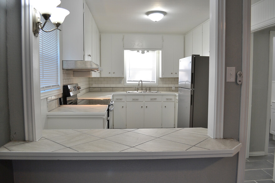 Kitchen - 1007 Bawcom St