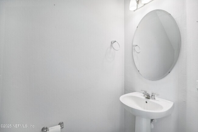 Building Photo - 260 Brandon Lks Dr