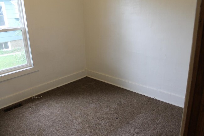 Building Photo - 707 W Main St