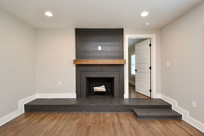 Building Photo - Now Leasing for Fall 2025! $1000 Per Bedro...