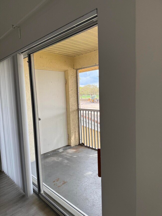 Building Photo - 1043 Coral Club Dr