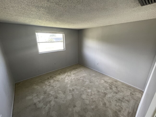 Building Photo - 2/1 in New Port Richey