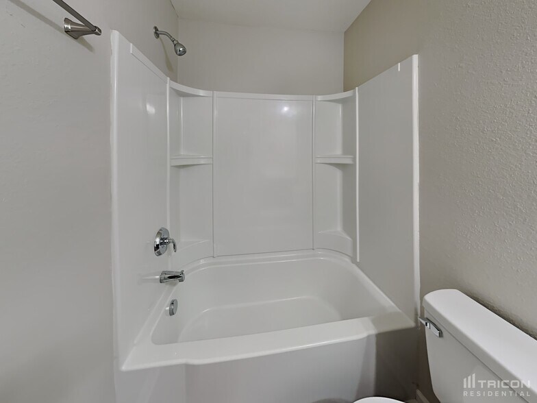 Building Photo - 905 Farnsworth Dr