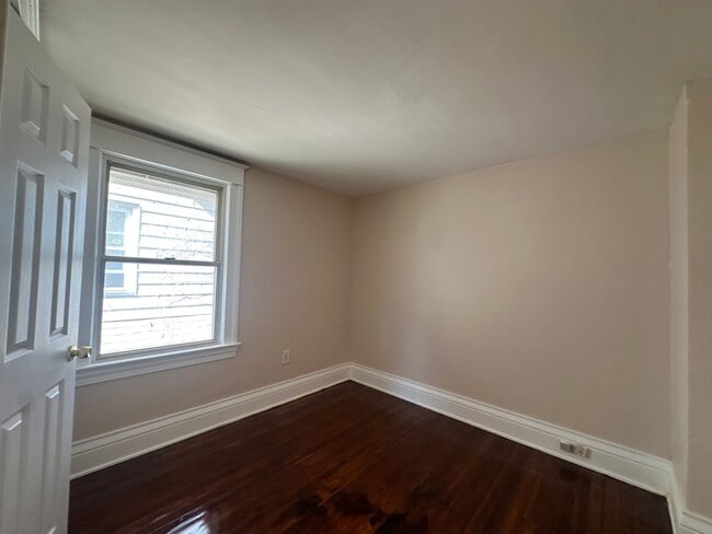 Building Photo - SINGLE FAMIKY FOR RENT IN MAPLEWOOD LOCATION !