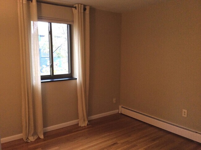 Building Photo - 5 Centre St