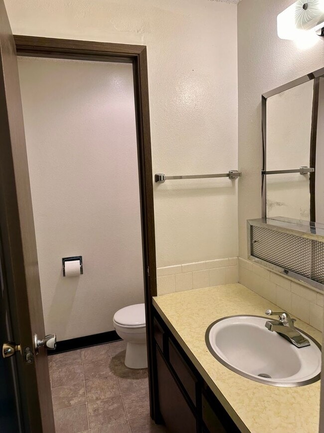 Building Photo - Hard to find 2 bdrm, 1.5 bath unit with water, sewer, and garbage.  Onsite laundry and A/C!