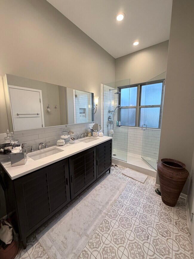 Building Photo - 2750 N Wayne Ave