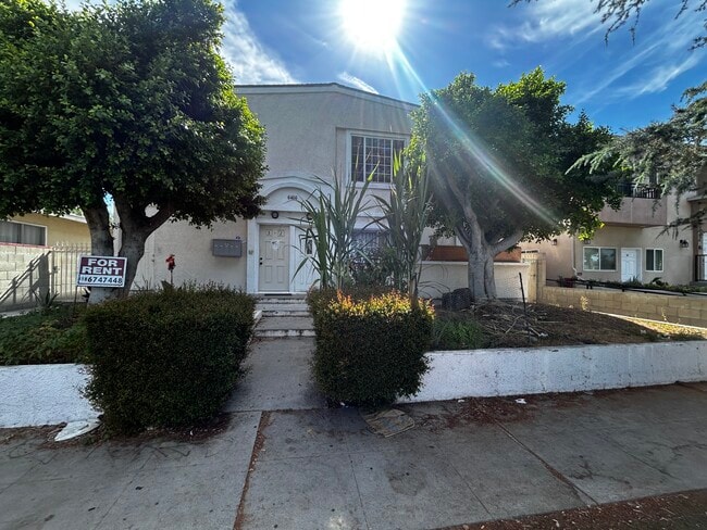 Building Photo - 6466 Balboa Blvd
