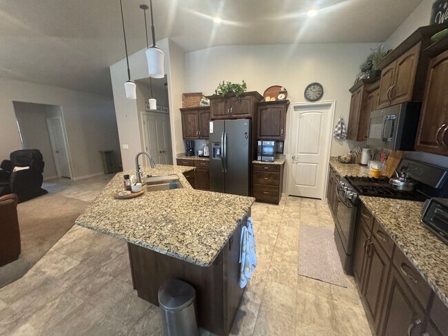 Building Photo - Lightly Furnished 4 Bed Home!