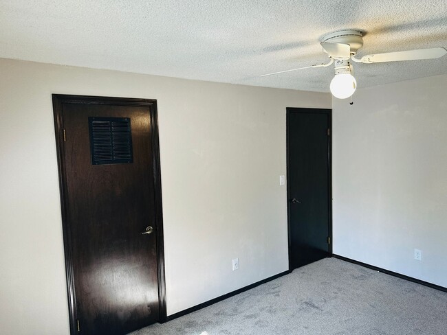 Building Photo - Charming & Quiet Little Home