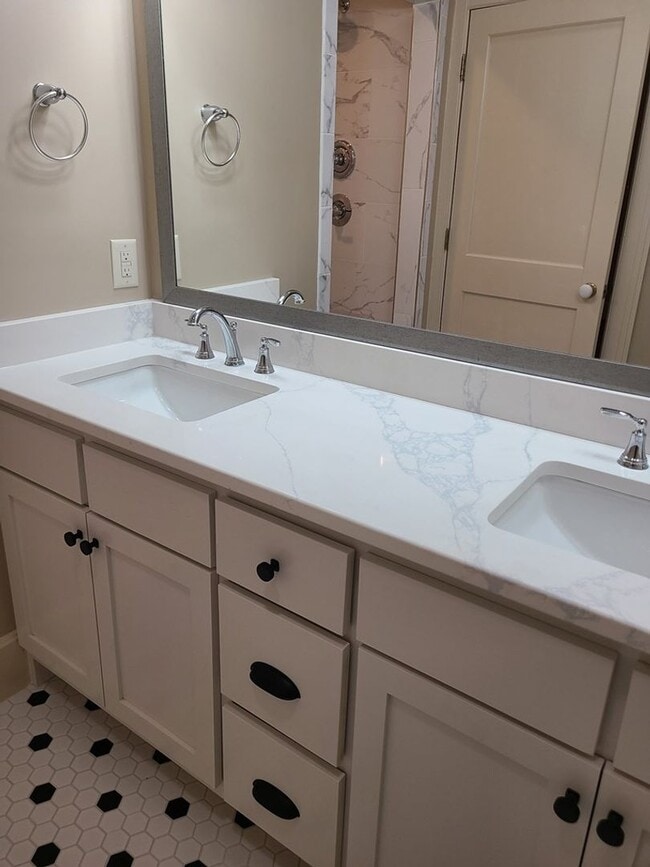 Building Photo - Renovated 3 Bedroom and 2 Bathroom availab...