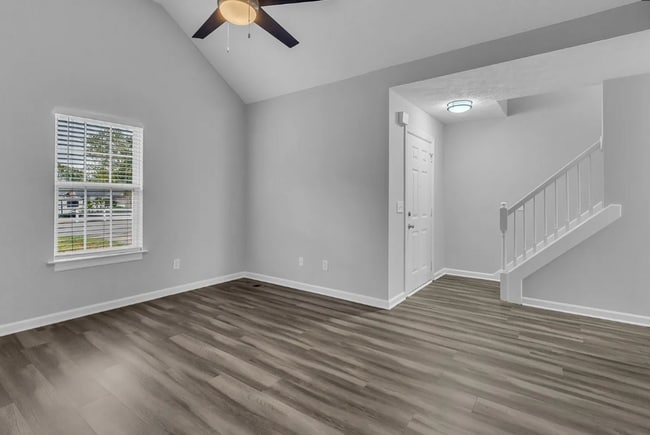 Building Photo - Adorable 3BD/2BA home in Murfreesboro with deck & attached garage!