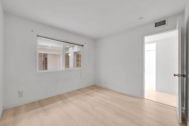 Building Photo - "Rare Single-Story Remodel: Modern 3BR End-Unit in University Park