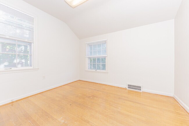 Building Photo - 909 E Ann St