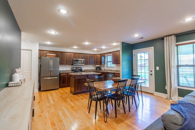 Building Photo - Beautiful 3 Bed/2.5 Bath Home with garage in Jonesborough