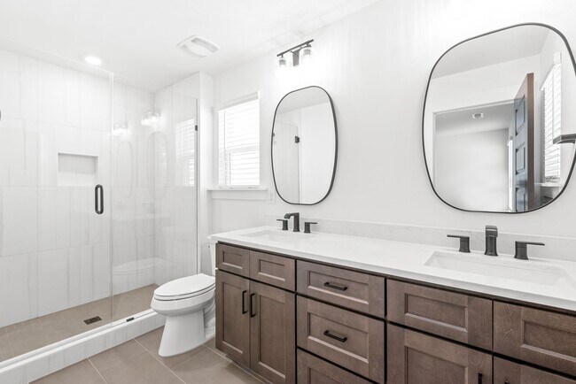Building Photo - Move-in Ready Modern Townhome!!