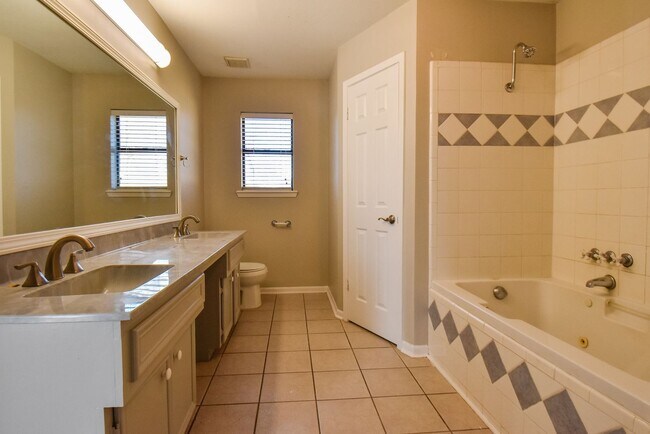 Building Photo - Available Now! Stunning 3 Bed 2 Bath in Fl...