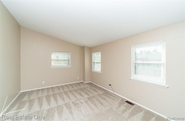 Building Photo - 5652 Drake Hollow Dr E