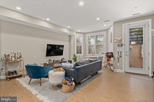 Building Photo - Beautifully Updated 2 BR 2 BA in the heart of Logan Circle