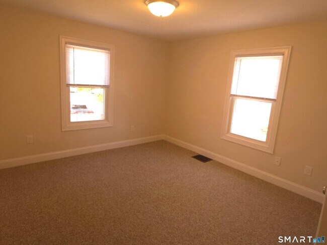 Building Photo - 27 Maple St