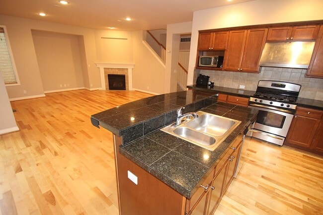 Building Photo - 4 BEDROOM WOODBRIDGE REDMOND HOME FOR RENT...