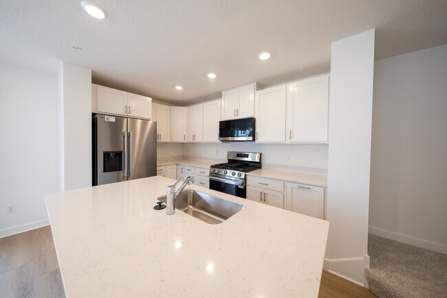 Building Photo - 15004 Ahena Curv