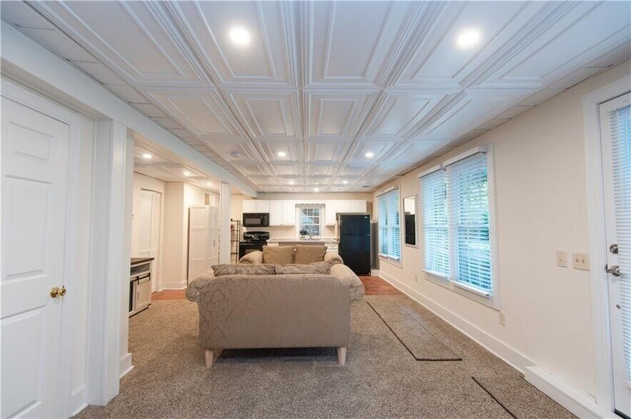 Building Photo - 554 E Main Rd