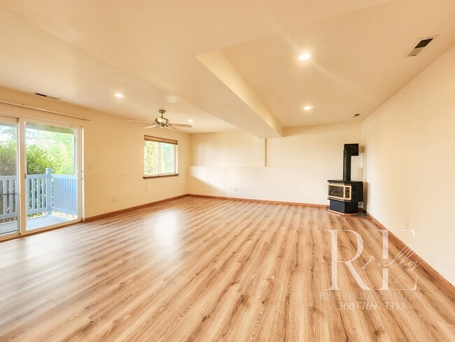 Building Photo - Rambler with 2-Car Garage, RV/Boat Parking...