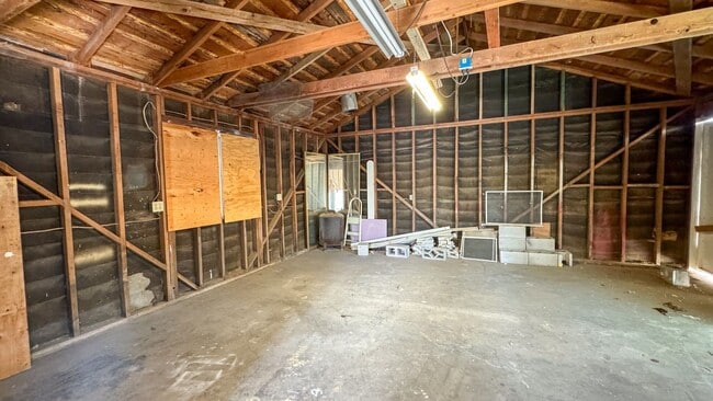 Building Photo - 3-Bed, 2-Bath Single Story Home with Big Y...