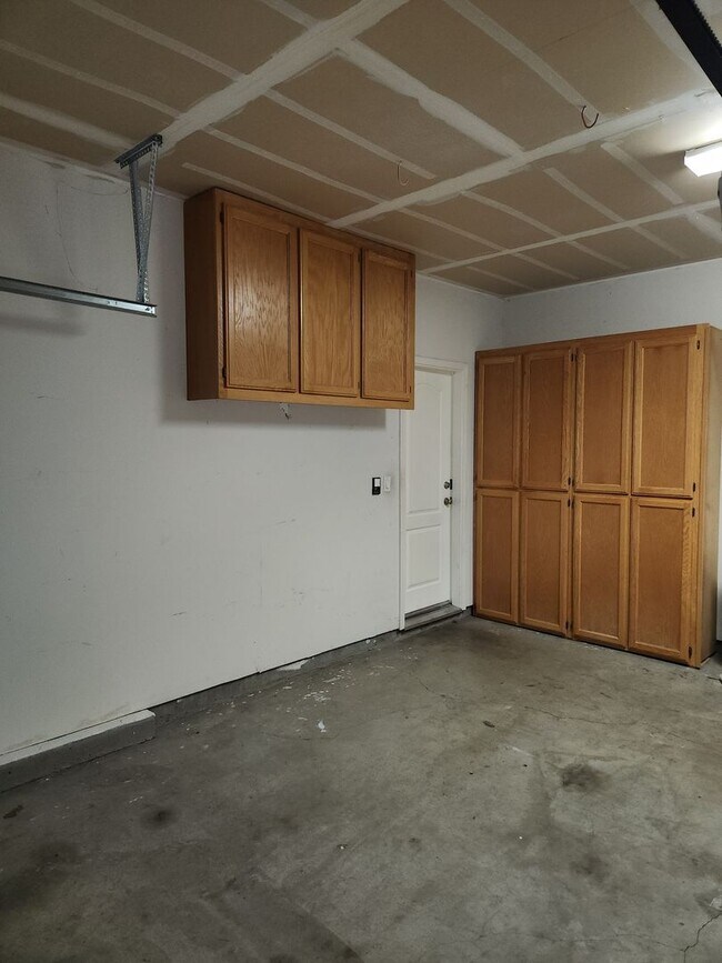 Building Photo - Lovely 3 bedrooms, 2 bathrooms located in ...