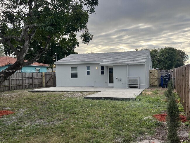 Building Photo - 1432 N Andrews Ave