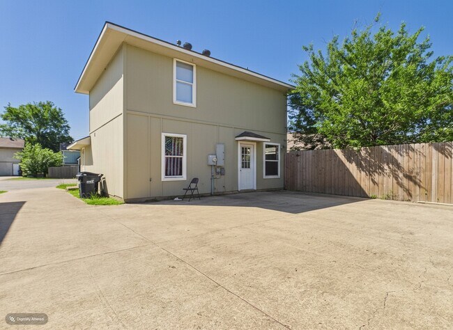 Building Photo - 513 Camp Ct