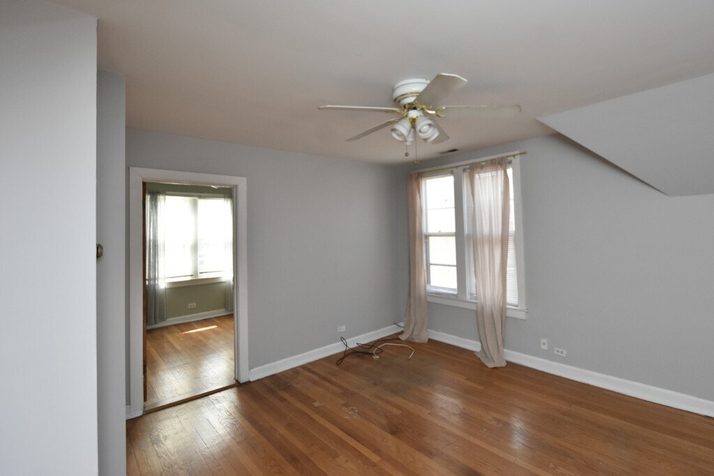 Building Photo - 3055 N Racine Ave
