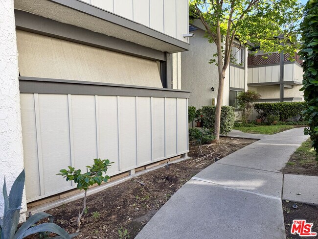 Building Photo - 1348 E Hillcrest Dr