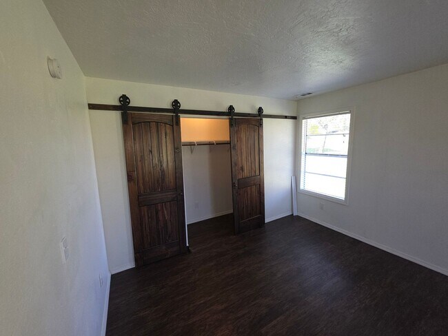 Building Photo - Newly Remodeled 2 bedroom 1 bath home