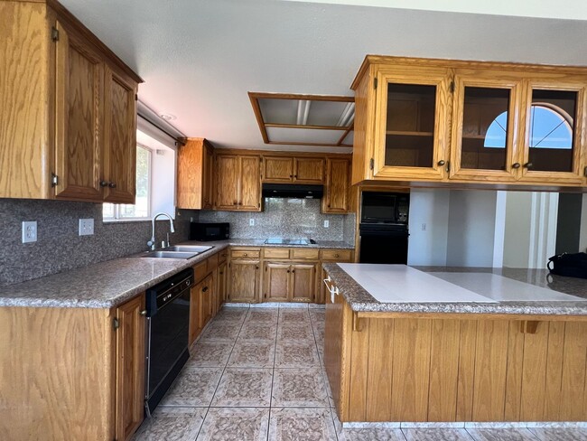 Building Photo - For Rent – Spacious 3 Bed / 2 Bath | 2,660 Sq Ft | West Madera
