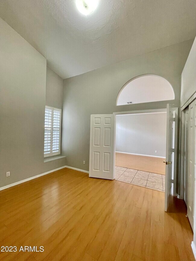 Building Photo - 4939 W Erie St