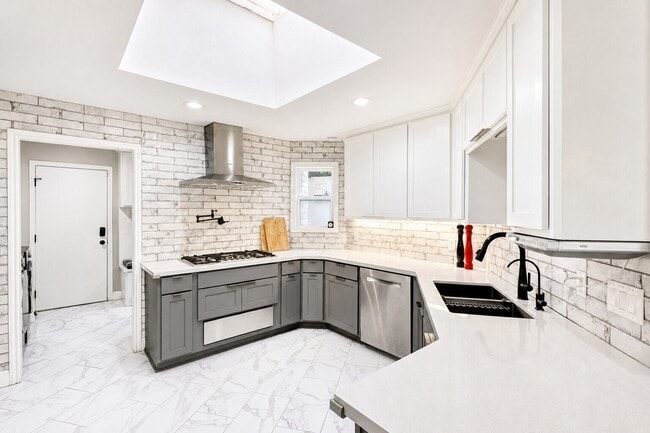 Building Photo - 201 Vanderpool Ln