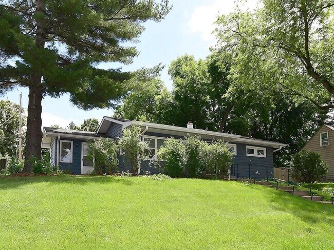 Building Photo - 619 S 68th St