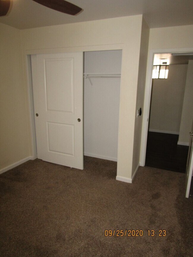 Building Photo - Updated Knollwood Meadows Two Story Condo ...