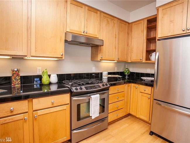 Building Photo - Nice Spacious Bainbridge Condo in heart of downtonw