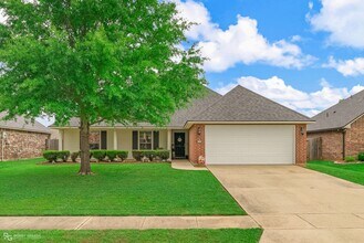 Building Photo - Legacy Home!