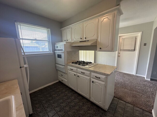 Building Photo - 4844 Woodview Dr